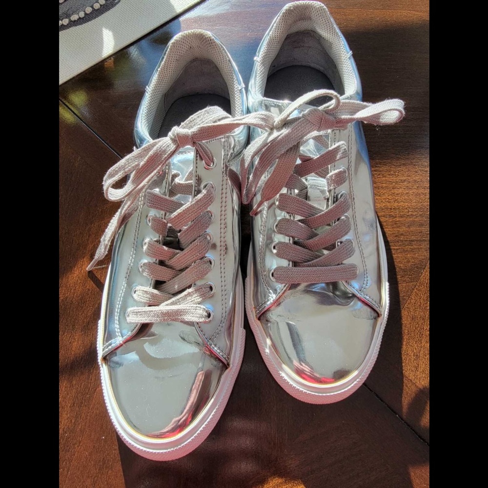 Men's Zara Silver Metallic Sneakers Size 41 EU
Size 8 US